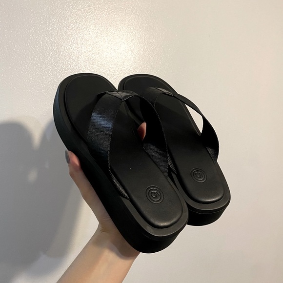 Urban Outfitters Flip Flops - Picture 2 of 4